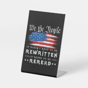 Die US-Flaggenverfassung der USA muss neu gelesen Sockelschild