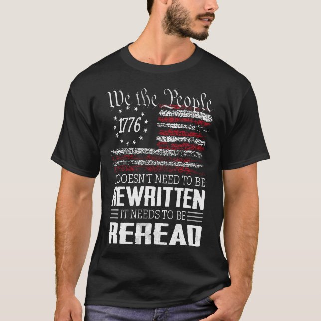 Die US-Flaggenverfassung der USA muss neu gelesen  T-Shirt (Vorderseite)