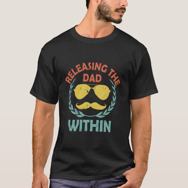 Die Vaterfigur in Eltern mit konservativer Mutter  T-Shirt (Vorderseite)