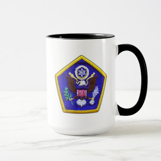 Die Veteranen der Armeehauptverwaltung patchen die Tasse (Rechts)
