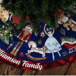Die Vintage Farbe des Nutcracker Weihnachtsballons Polyester Weihnachtsbaumdecke<br><div class="desc">Fügen Sie Ihrer Weihnachtsdekoration eine Touch Urlaubsmagie hinzu mit diesem zauberhaften Nutcracker Ballet Weihnachtsbaumrock! Dieses Vintag inspirierte Design mit klassischen Figuren wie den Nutcracker Soldaten, dem Mausskönig, den Zuckerhut und Clara bringt das geliebte Ballett unter Ihrem Baum zum Leben. Mit einem karierten, roten Außenrand bietet es einen charmanten Raum für...</div>