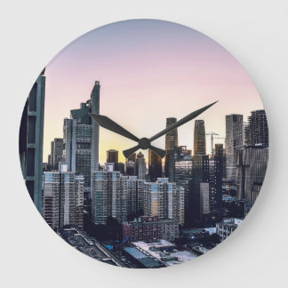 DIE WACHSENDE STADT GROßE WANDUHR