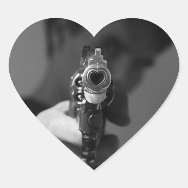 Die Waffe der Liebe, die tötet. Herz-Aufkleber (Vorderseite)