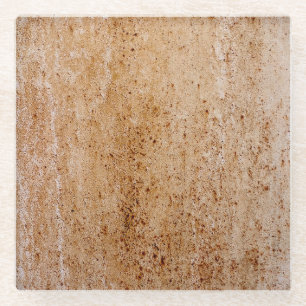 Die Wand ist aus rostfreiem Eisen, die Einrichtung Glasuntersetzer