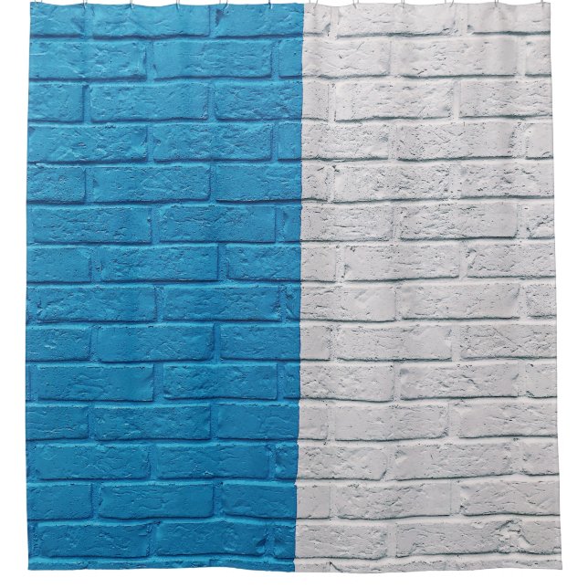 Die Wand ist blau und weiß gestrichen Duschvorhang (Vorderseite)