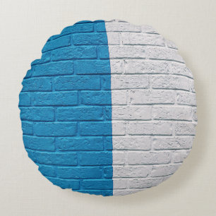 Die Wand ist blau und weiß gestrichen Rundes Kissen