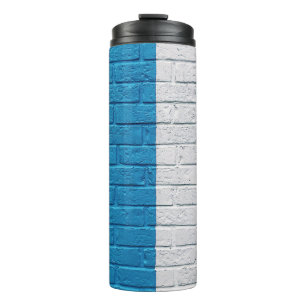 Die Wand ist blau und weiß gestrichen Thermosbecher