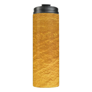 Die Wandstruktur aus goldfarbenem Beton ist abstra Thermosbecher