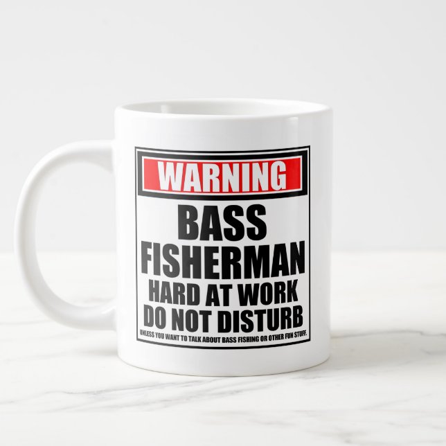 Die Warnung des Bass-Fischers bei der Arbeit stört Jumbo-Tasse (Links)