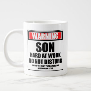 Die Warnung von Sohn bei der Arbeit stört nicht Jumbo-Tasse