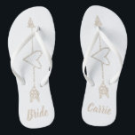 Die Wedding Pfeil-Herz-Bräute drehen Reinfälle um Flip Flops<br><div class="desc">Der weißen Braut drehen Reinfälle mit Grafiken eines Champagner-Glitters um,  der Herz-Kontur schaut,  wenn ein Pfeil ihn durchläuft.  Tan Text der Gewohnheit ist zum Anzug Ihr Bedarf völlig kundengerecht.</div>