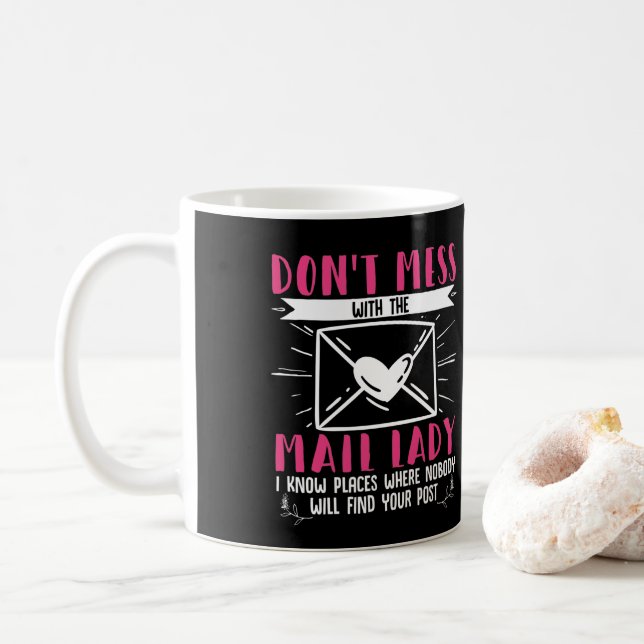 Die weibliche Postarbeiterin verrät sich nicht mit Kaffeetasse (Mit Donut)