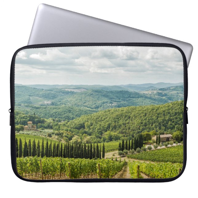 Die Weinberge in Chianti am Morgen. Laptopschutzhülle (Vorderseite)