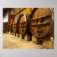 Die Weinkellerei mit großen alten Holzfässern