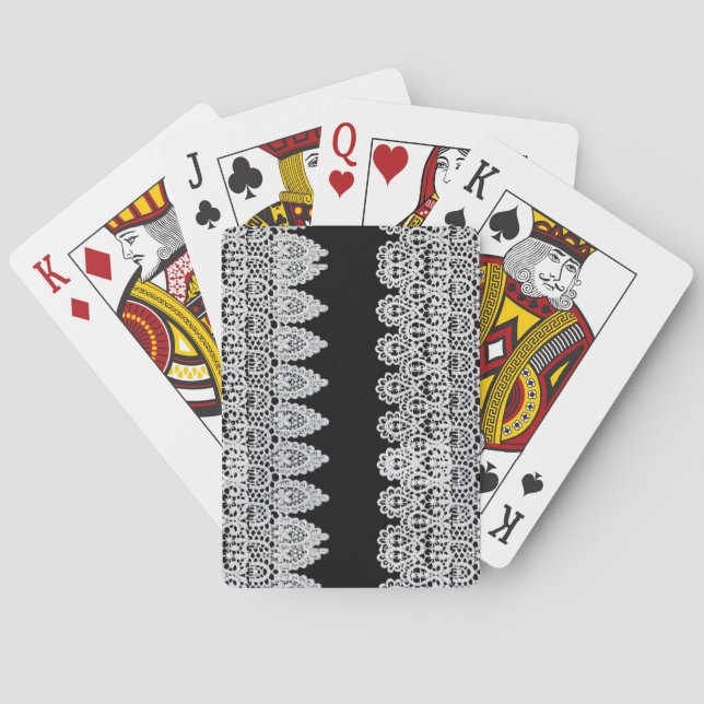 Die weiße Spitze bildet einen zarten Rahmen gegen  Spielkarten (Rückseite)