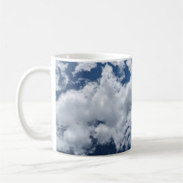 Die weiße Wolke gegen den blauen Himmel Kaffeetasse