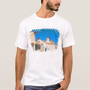 Die weißen Gebäude und die Windmühlen auf den T-Shirt