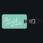 Die Welt wartet auf die Meere | Gepäckanhänger<br><div class="desc">Reisen Sie stilvoll mit einem individuellen Design Gepäckanhänger! Moderne und stilvolle Tags tragen Ihr Gepäck auf und machen es einfach, Ihr Gepäck schnell in der Gepäckausgabe zu identifizieren. Personalisieren Sie dieses Element, indem Sie Ihren Namen und Ihre Kontaktdaten hinzufügen. Anpassen Sie die Hintergrundfarbe einfach an einen Schatten Ihrer Wahl! Die...</div>