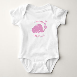 Die wenige Erdnuss der Großmutter im hübschen Rosa Baby Strampler