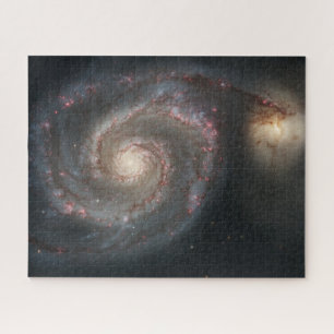 Die Whirlpool-Galaxie M51 und Begleiter im Weltrau