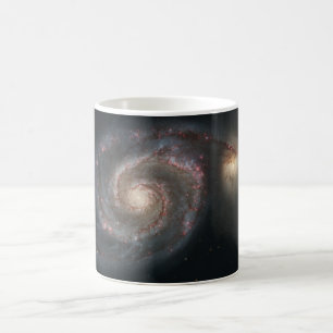 Die Whirlpool-Galaxie M51 und Begleiter im Weltrau Kaffeetasse