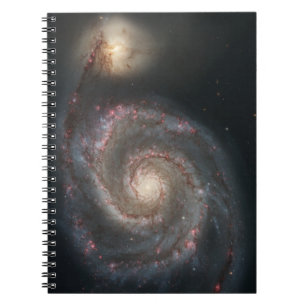 Die Whirlpool-Galaxie M51 und Begleiter im Weltrau Notizblock