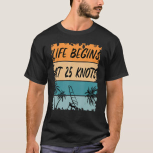 Die Windsurfer-Lebensdauer beginnt um 25 Knoten Vi T-Shirt