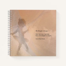 Die winzige Ballerina nimmt ein Notizbuch.