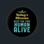 Die winzige menschliche Lebenswelt behalt Funny Ju Button<br><div class="desc">Die heutige Mission Behalte winzig menschliches Leben. Die sonnige und sarkastische Muttertag- und Vatertagsgestaltung für neue Eltern von Jungen oder Mädchen. Coole und phantastische Ware zum ersten Mal Mama und Papa versuchen, sich um ihr Kind zu kümmern. Perfektes Design für junge Mutter und Vater mit militärischem oder militärischem Thema. Vintage...</div>