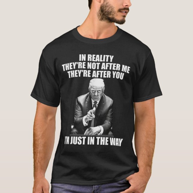 Die Wirklichkeit ist nicht hinter mir her, nachdem T-Shirt (Vorderseite)