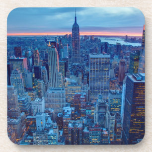 Die Wolkenkratzer von Manhattan werden beleuchtet Getränkeuntersetzer