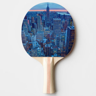 Die Wolkenkratzer von Manhattan werden beleuchtet Tischtennis Schläger