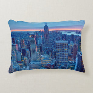 Die Wolkenkratzer von Manhattan werden beleuchtet Zierkissen
