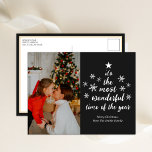 Die wunderbarste Zeit des Jahres Schwarzes Script- Feiertagspostkarte<br><div class="desc">Die schönste Zeit des Jahres Black Script Foto Holiday Postcard. Mit dieser festlichen und modernen Urlaubskarte senden Sie Ihren Lieben eine Urlaubskarte. Alle Texte sind so vorbereitet,  dass Sie sie einfach und schnell mit Ihren eigenen Details personalisieren können. Gute Ferien!</div>