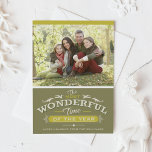 Die wunderbarste Zeit des Weihnachtsjahrs-Fotos Feiertagspostkarte<br><div class="desc">Es ist die schönste Zeit des Jahres! Schicken Sie Ihren Urlaub Ihren Lieben mit dieser Vintag inspirierten Weihnachtspostkarte. Es zeigt Vintage Typografie und festliche Akzente. Personalisieren Sie diese,  indem Sie Ihre Daten hinzufügen. Matching-Elemente sind verfügbar.</div>