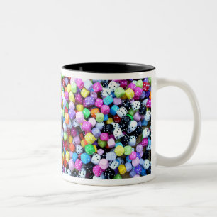 Die Würfel werden geworfen Zweifarbige Tasse