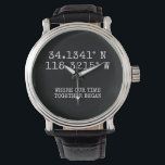 Die Zeit, die zusammen mit GPS verbraucht wird, ko Armbanduhr<br><div class="desc">GPS koordiniert personalisierte Uhr von Ricaso - ändern Sie Text auf Anzug Ihrer Bedürfnisse. Sie können Ihre personalisierten GPS-Koordinaten finden, indem Sie online suchen. Wenn möglich ist es am besten, das Ergebnis zu kopieren und in Ihren Browser einzufügen. Ein perfekter Weg, um Ihre Zeit zusammen zu markieren und eine Erinnerung,...</div>