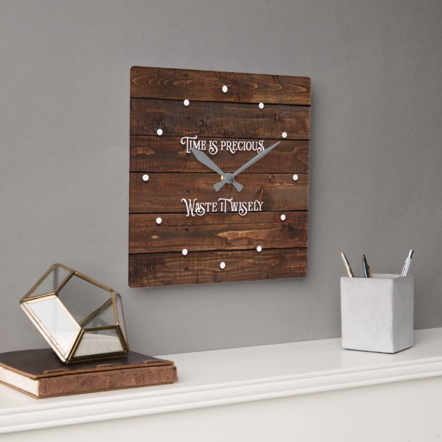 Die Zeit ist wertvoll... auf Dunklem Holz Quadratische Wanduhr (Büro)