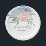 Die Zukunft Frau Dusty Blue und Pink Floral Pappteller<br><div class="desc">"The Future Mrs." Teller mit dustig blauen und rosa Blumen. Personalisieren Sie den Teller mit dem zukünftigen Nachnamen der Braut - ideal für den Einsatz in Brautpartys oder Junggeselinnen-Abschieden!</div>