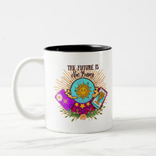 Die Zukunft ist ein nicht-binärer Kristallball Zweifarbige Tasse