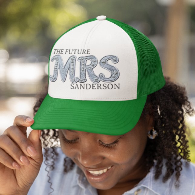 Die zukünftige Mrs. Bride Faux-Stickpatch Truckerkappe (Von Creator hochgeladen)