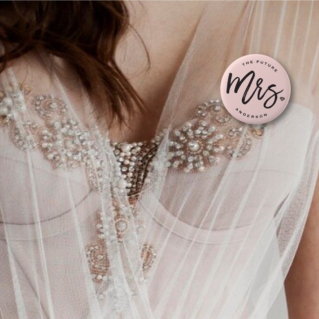 Die zukünftige Mrs. Brush Script Diamond Bridal Pa Button (The Future 'Mrs.' Diamond, Brush Calligraphy Wedding Rehearsal Pin Button @ fatfatin_blue_knot)