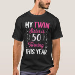 Die Zwillingsschwester dreht dieses Jahr Niedlich  T-Shirt<br><div class="desc">Die Zwillingsschwester dreht dieses Jahr Niedlich 50. Geburtstag</div>