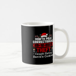 Diebstahl am Nordpol gefangen beim Essen des Weihn Kaffeetasse