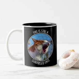 Dies ist immer noch ein überraschendes Gesicht lus Zweifarbige Tasse