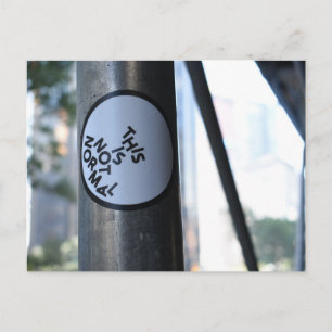 Dies ist nicht normal Street Fotografy Graffiti NY Postkarte