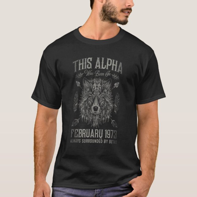 Diese Alpha wurde im Februar 1973 Geboren Tribal W T-Shirt (Vorderseite)