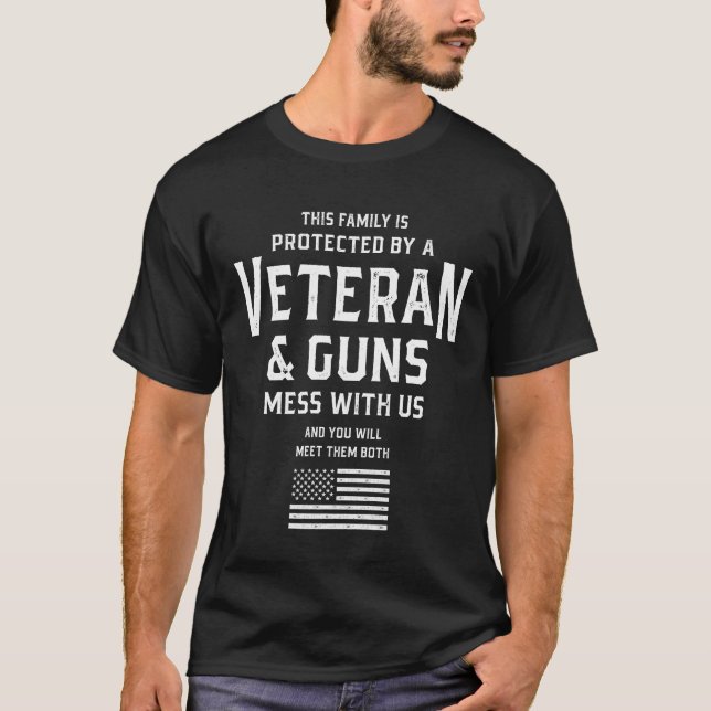 Diese Familie wird von einem Veteranen und Gewehre T-Shirt (Vorderseite)