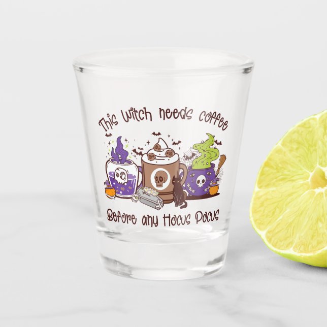 Diese Hexe braucht Kaffee Schnapsglas (Vorderseite)