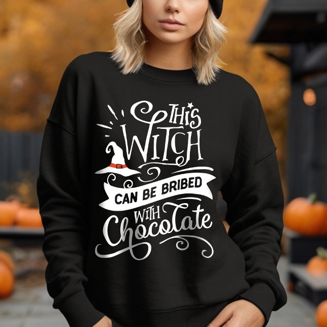 Diese Hexe kann bestochen werden Witziges Hallowee Sweatshirt (Sweeten the deal with a little magic! This shirt's perfect for chocolate-loving witches like you!)